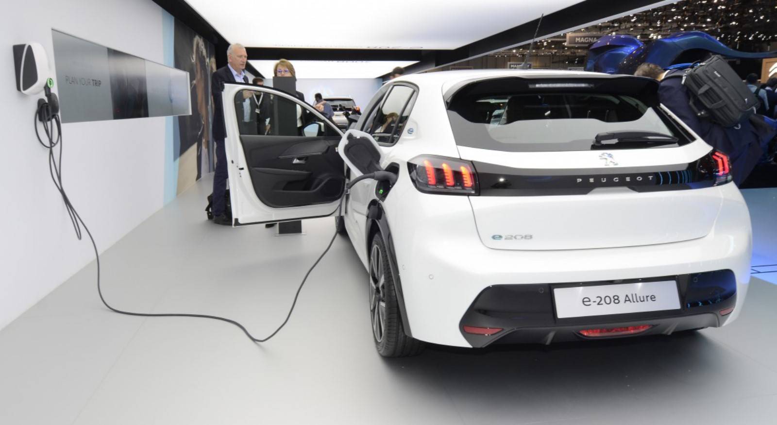 Peugeot e-208 — borne de recharge électrique et prise renforcée